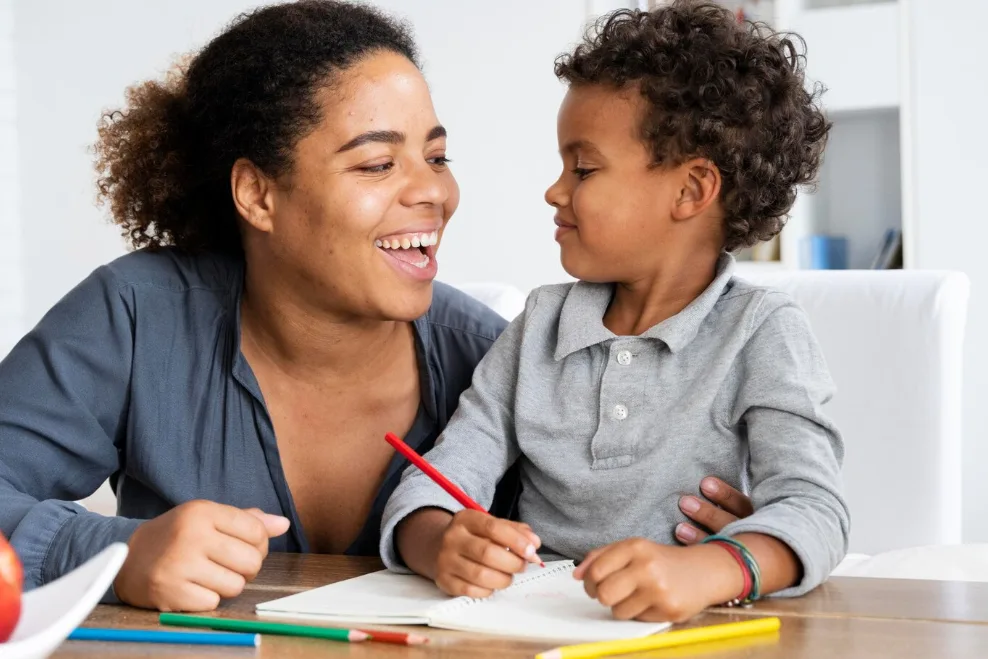 imagem ilustrativa orientadora parental interagindo com criança
