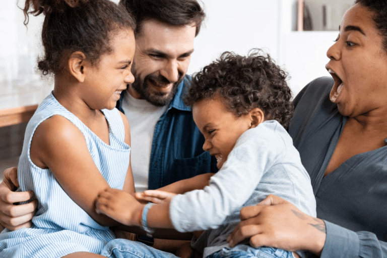 imagem ilustrativa de família com apoio da orientação parental