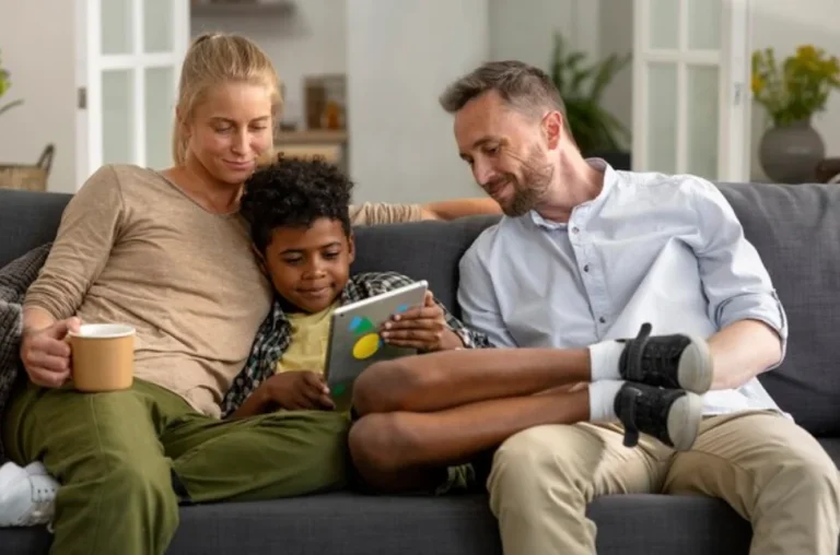 familia em sessão de orientação parental