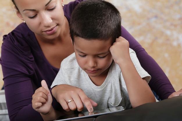 Entenda o impacto da tecnologia e como a educação parental pode reduzi-la.