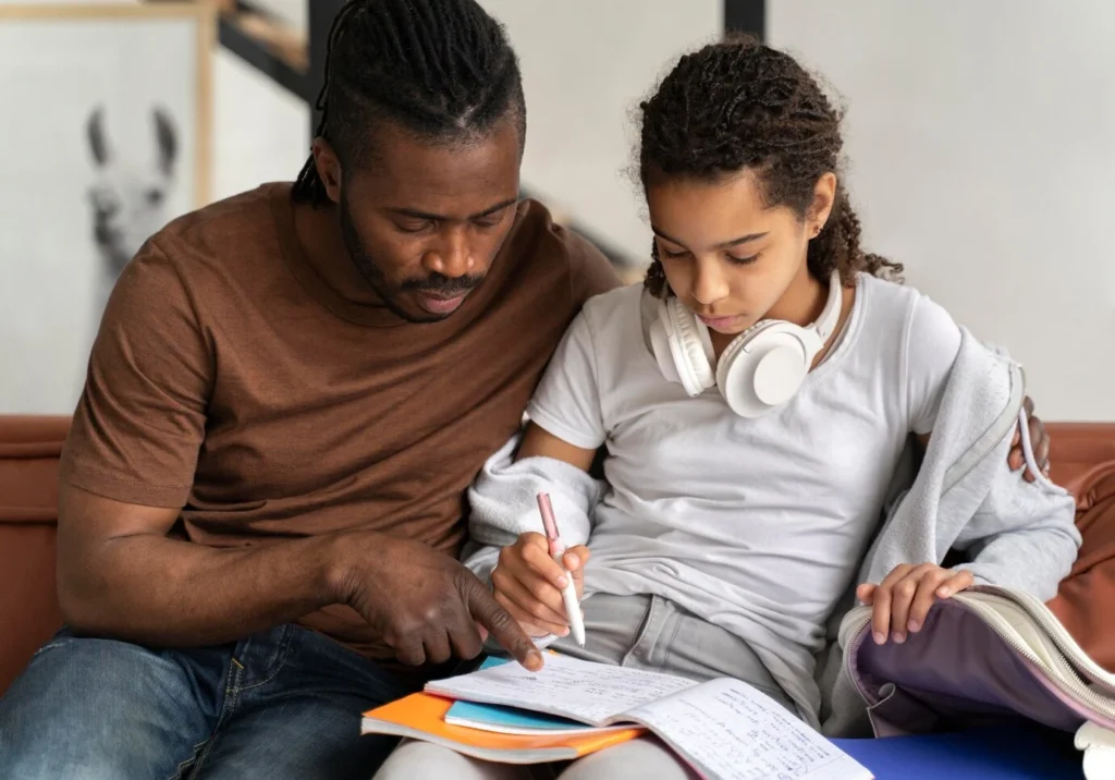 Entenda o impacto da educação parental na saúde mental dos adolescentes.