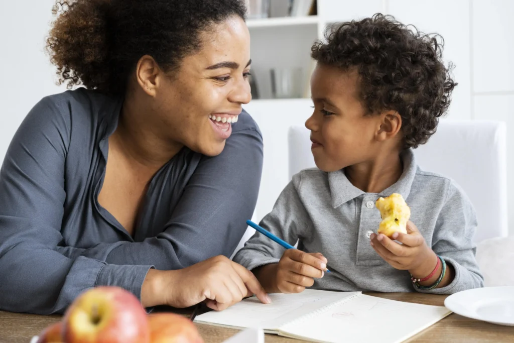 Entenda como a educação parental pode ajudar a lidar com a pressão social e expectativas externas. 