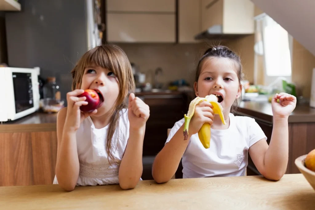 Veja como a educação parental pode auxiliar a criar hábitos nutricionais.