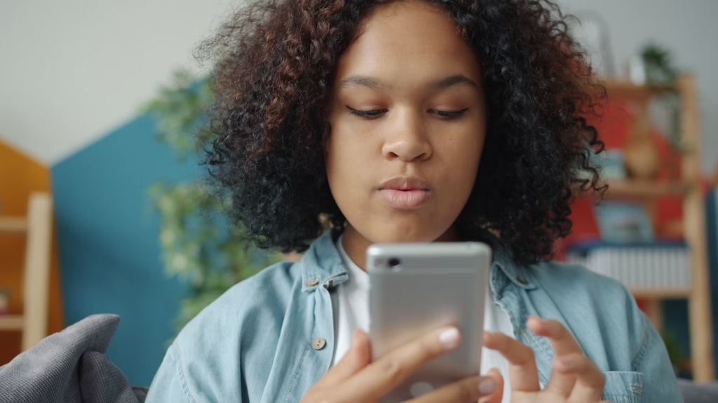 Entenda o que o ECA digital muda na vida de pais e adolescentes.