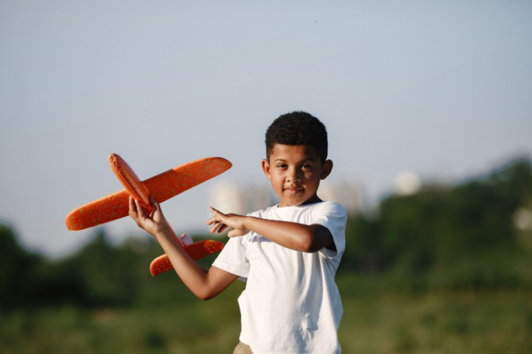 A educação parental prepara filhos para prosperidade e independência financeira. Descubra como moldar hábitos saudáveis e ensinar o valor do dinheiro.