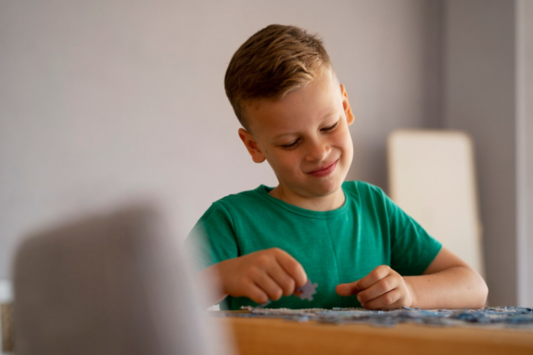 Desvende como um orientador parental oferece apoio fundamental na transição escolar e novos desafios acadêmicos, impactando famílias e futuro.