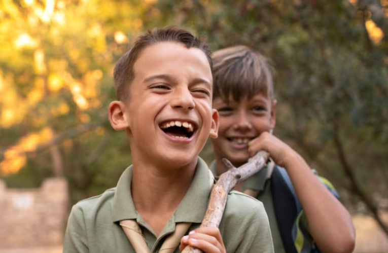 Aprenda estratégias de Educação parental para gerenciar a rivalidade entre irmãos, promover a união e fortalecer os laços familiares.