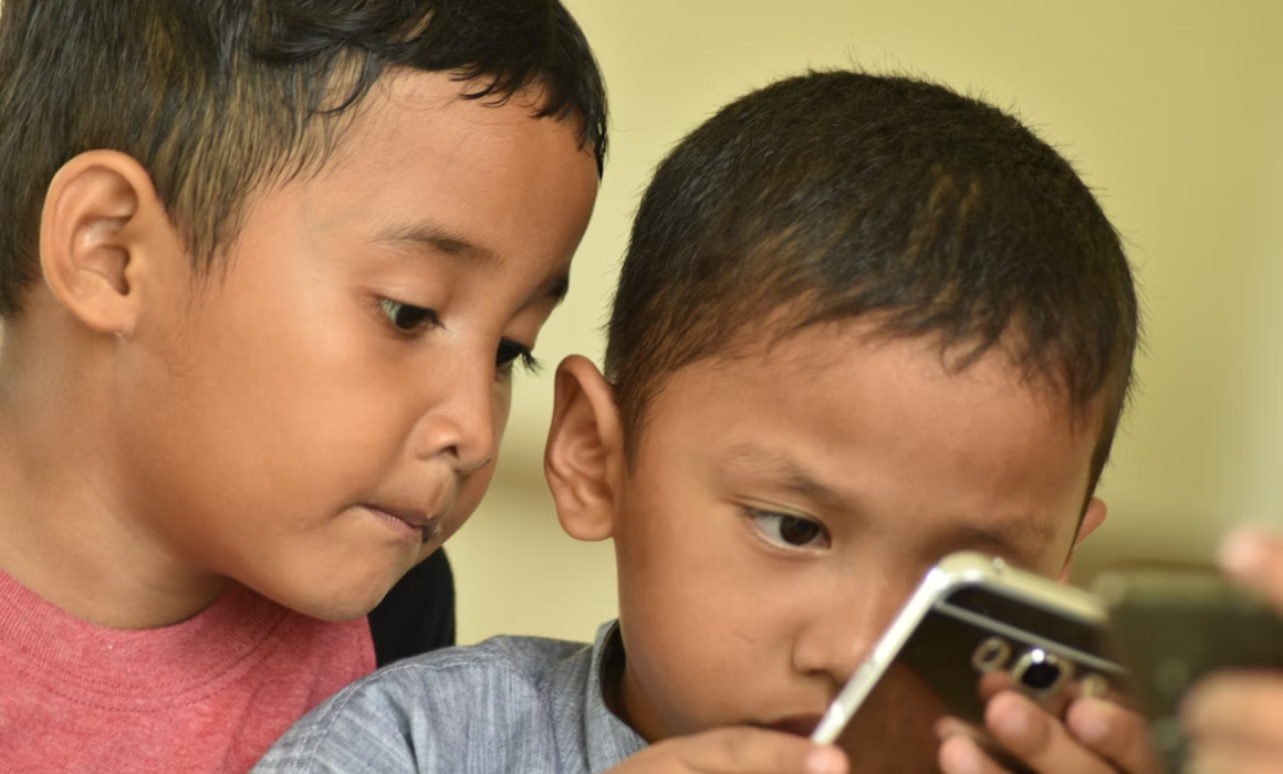 Explore como o ECA Digital transforma a segurança de crianças na internet e descubra o papel vital do profissional de educação parental na mediação entre tecnologia, leis e o fortalecimento do vínculo familiar para as futuras gerações.