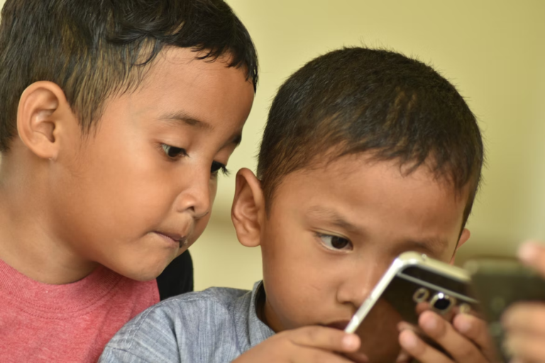 Explore como o ECA Digital transforma a segurança de crianças na internet e descubra o papel vital do profissional de educação parental na mediação entre tecnologia, leis e o fortalecimento do vínculo familiar para as futuras gerações.