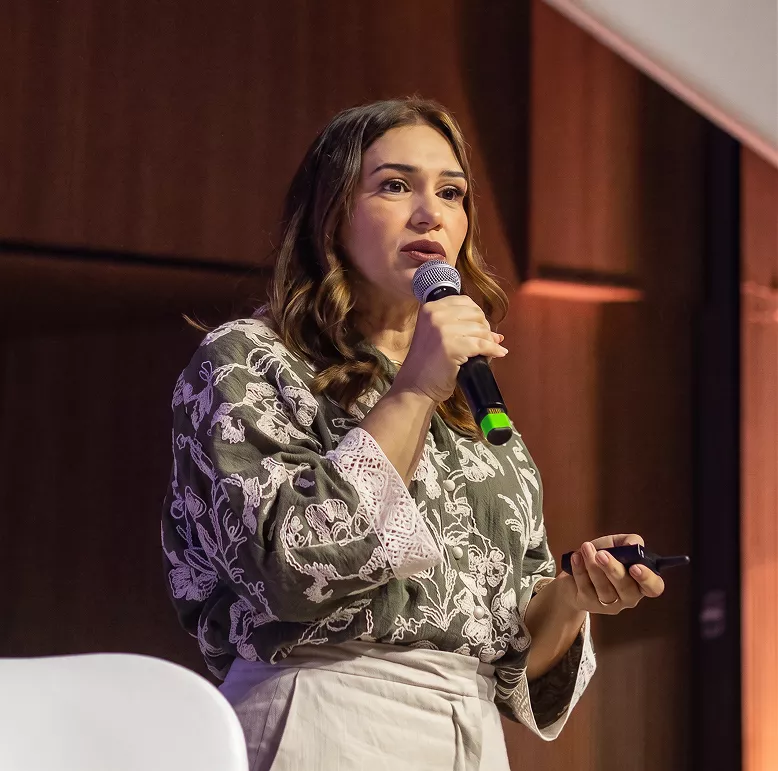 Jacqueline Vilela palestrando em evento