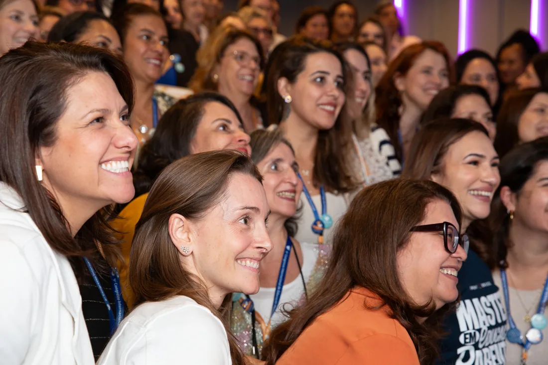 Educadoras parentais sorrindo lado a lado durante o encontro
