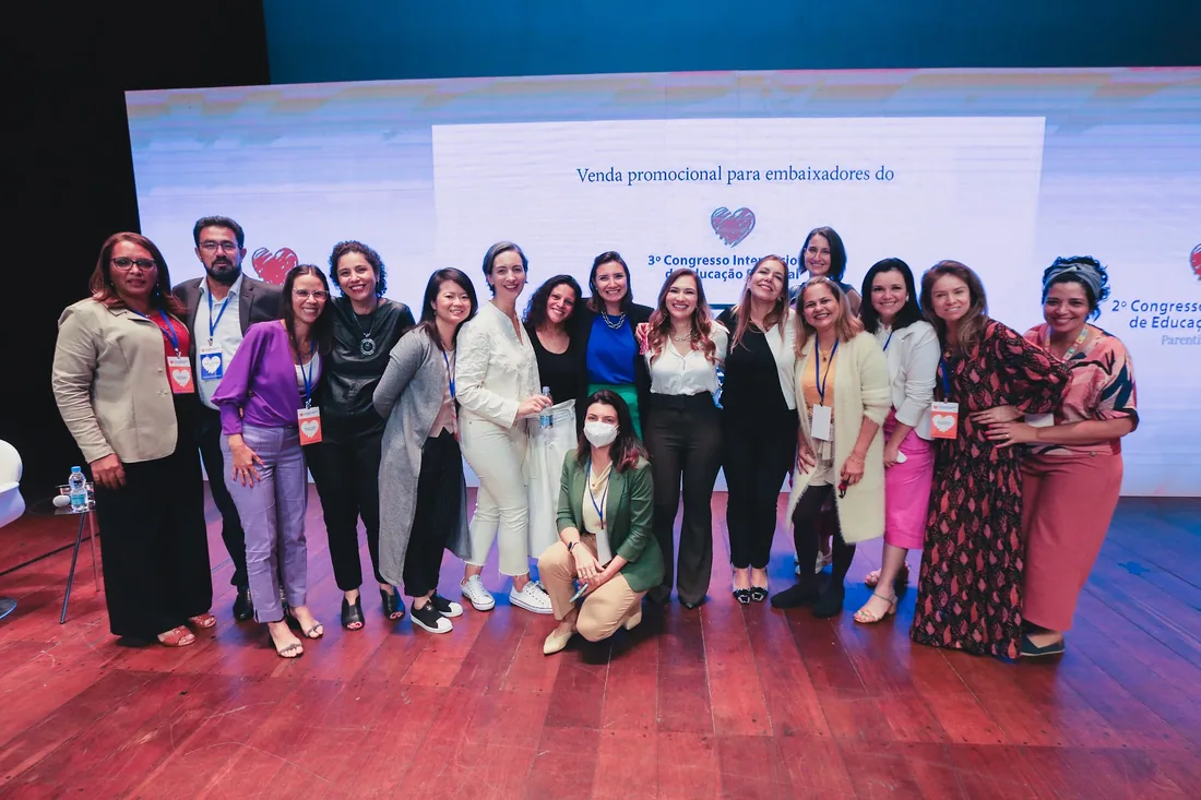Embaixadoras da Academia Parent Brasil no palco do Congresso Internacional
