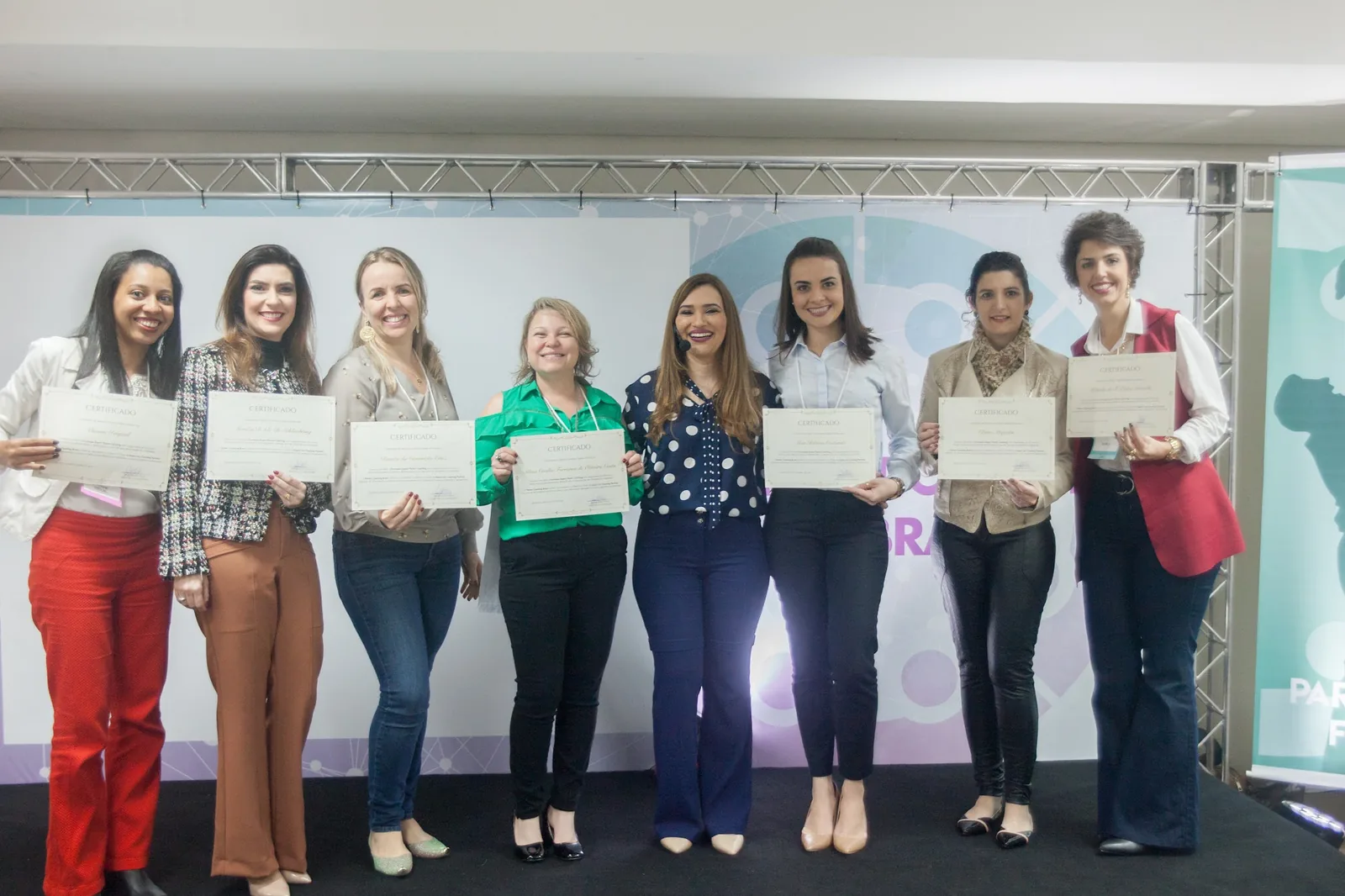 Entrega de certificados a educadoras parentais formadas pela Academia Parent Brasil